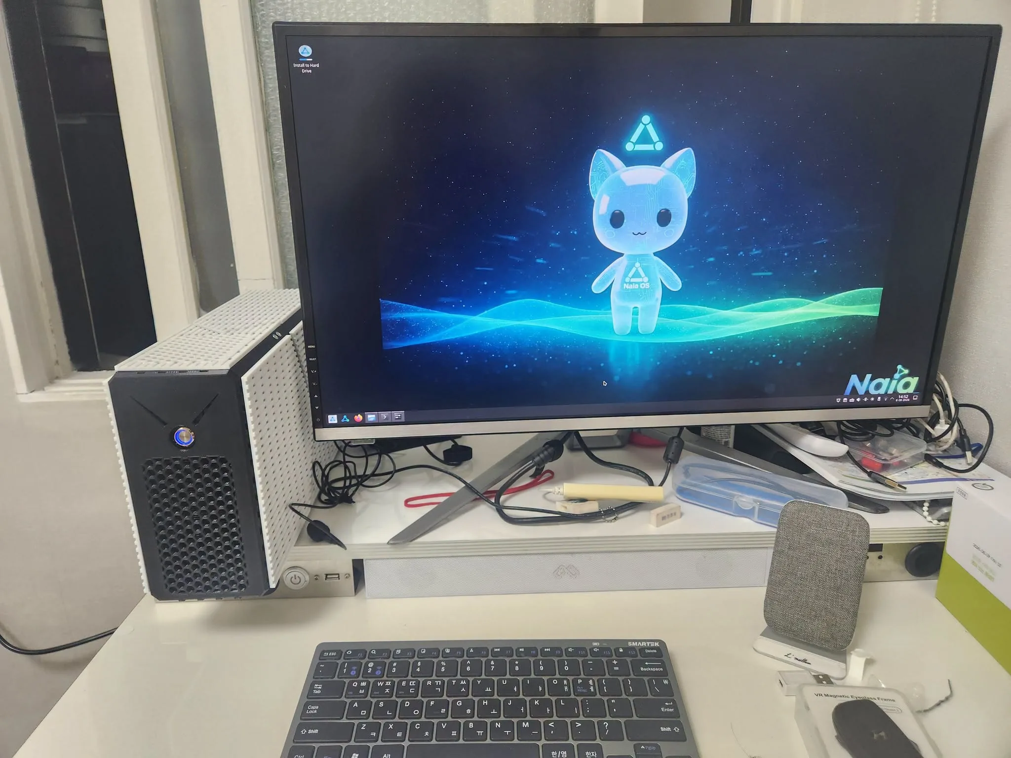 Servidor de voz en la nube de Naia en pruebas de usabilidad interna, y a la izquierda, el hardware de Naia impreso en 3D